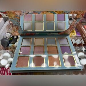 Vibrant Eyeshadow Palette with Purple and Gold Shades